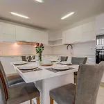 Unique - Spacious 3br Premium Flat Apartment *