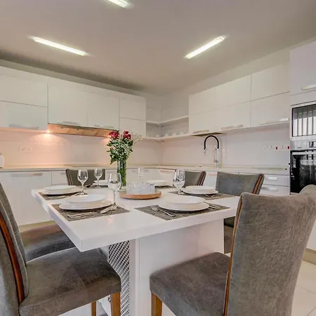 Unique - Spacious 3br Premium Flat Apartman *