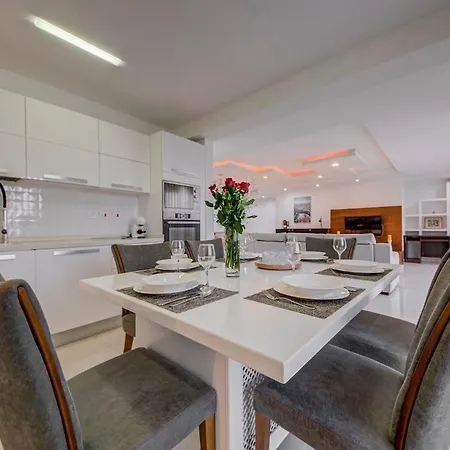 Unique - Spacious 3br Premium Flat شقة *