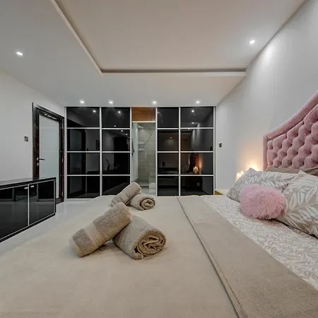 Unique - Spacious 3br Premium Flat شقة *